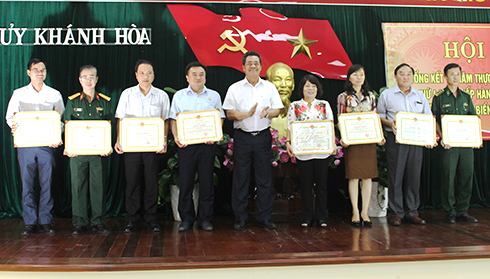  Ông Lê Thanh Quang trao bằng khen cho các tập thể có thành tích xuất sắc.