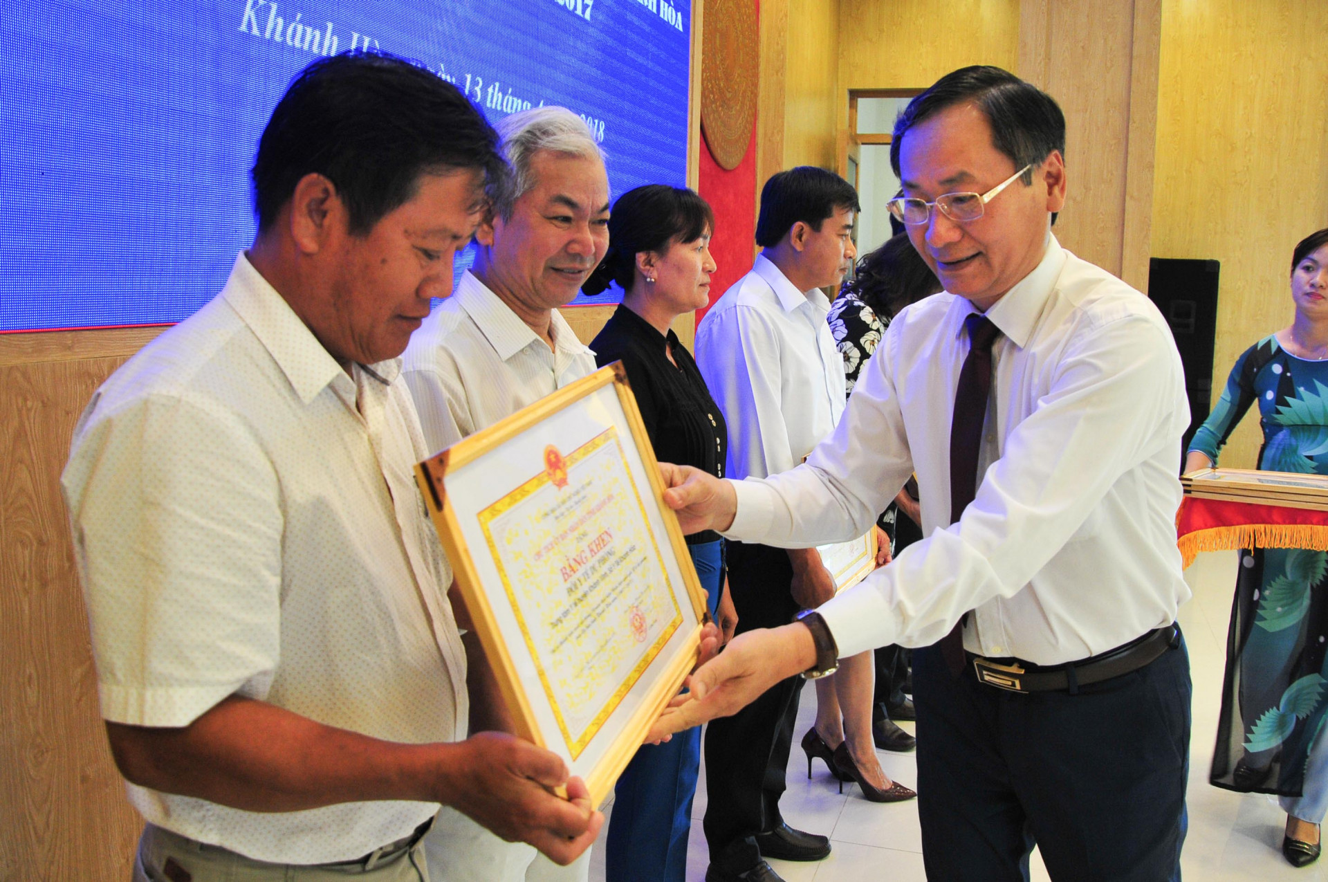 Đồng chí Nguyễn Đắc Tài trao bằng khen của UBND tỉnh cho các tập thể