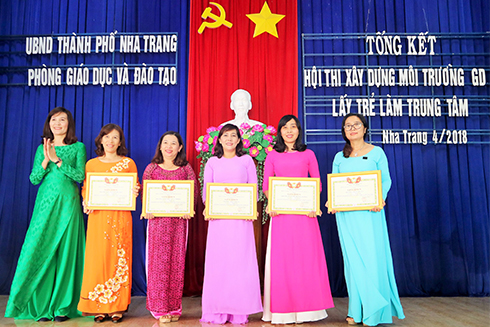 Lãnh đạo Phòng Giáo dục và Đào tạo TP. Nha Trang trao giấy khen cho các trường xuất sắc tiêu biểu.