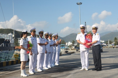 Đại tá, PGS,TS Nguyễn Văn Lâm - Giám đốc Học viện Hải quân (bìa phải) tặng hoa tiễn đoàn công tác lên đường làm nhiệm vụ.