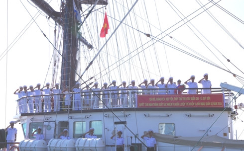 Đoàn công tác rời cảng lên đường làm nhiệm vụ.