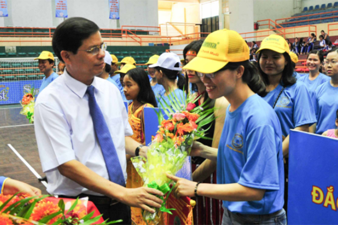 Ông Nguyễn Tấn Tuân tặng hoa cho các đội tham gia hội thao