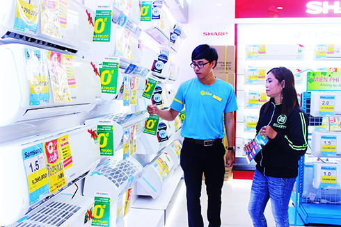Khách hàng chọn mua máy lạnh tại một siêu thị điện máy ở Nha Trang.