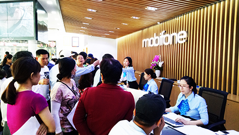 Khách hàng đến cập nhật, đăng ký thông tin, hình ảnh tại điểm giao dịch  của nhà mạng MobiFone trên đường Quang Trung.