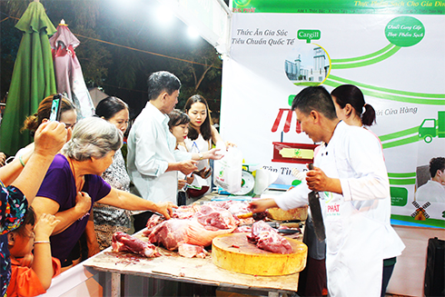 Gian hàng bán thịt heo của Công ty TNHH Long Phát Khánh Vĩnh luôn đông khách.