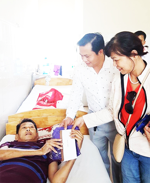 Đại diện Công ty Oxy Media TP. Hồ Chí Minh  tặng quà cho bệnh nhân.