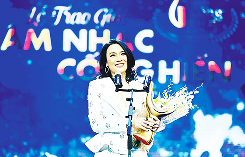 Ca sĩ Mỹ Tâm nhận giải Cống hiến 2017.
