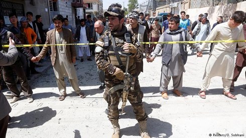 Nhân viên an ninh tại hiện trường vụ đánh bom bên ngoài trung tâm đăng ký bầu cử ở Kabul. Ảnh: Reuters