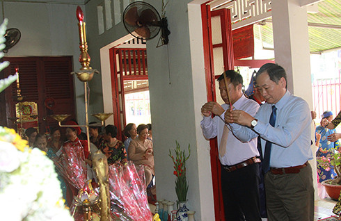 Đồng chí Nguyễn Đắc Tài dâng hương tưởng niệm tại lễ kỷ niệm 730 năm chiến thắng Bạch Đằng. 