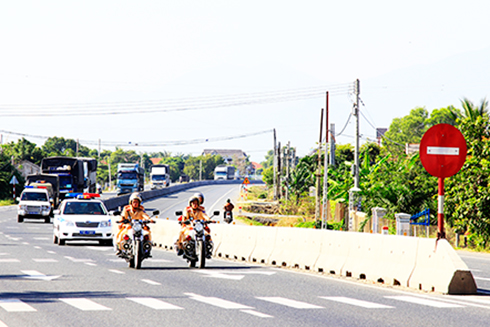 Trạm tuần tra kiểm soát giao thông Ninh Hòa ra quân  bảo đảm an toàn giao thông dịp lễ.