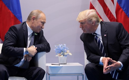 Tổng thống Nga Putin (trái) và người đồng cấp Mỹ Donald Trump. Ảnh: AP
