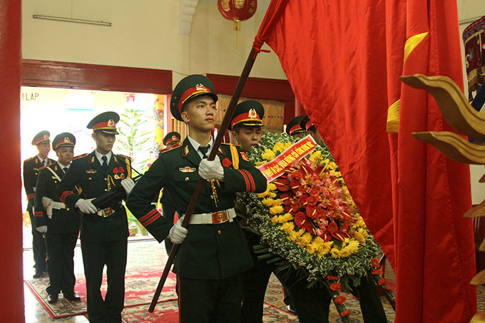 Đội tiêu binh rước Quốc kỳ và vòng hoa mang dòng chữ  