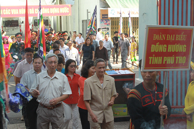 Đoàn đại biểu Hội đồng hương Phú Thọ tại Khánh Hòa vào dâng hương. 