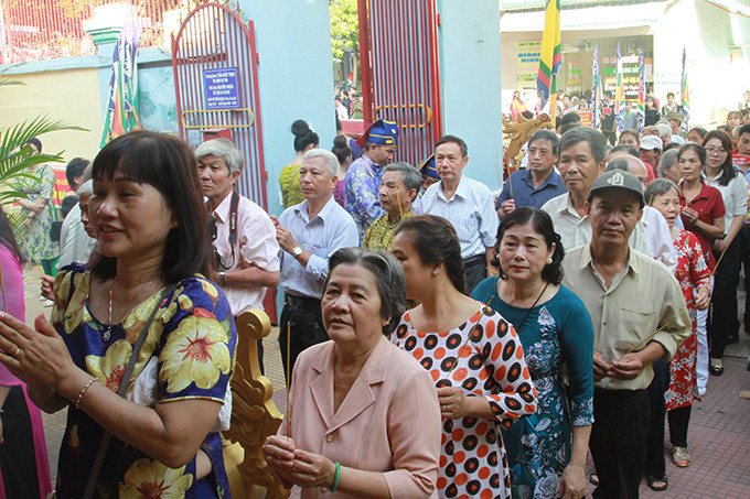 Các tầng lớp nhân dân về dự lễ dâng hương Giỗ Tổ Hùng Vương.