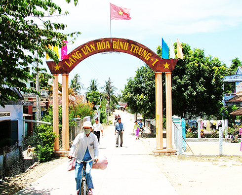 Đường vào thôn Bình Trung 1, xã Vạn Bình, huyện Vạn Ninh.