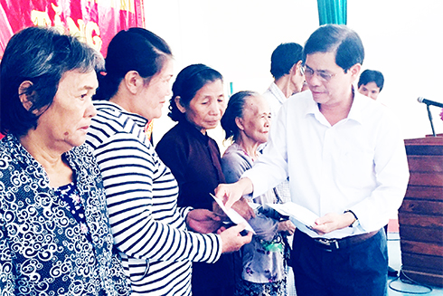 Đồng chí Nguyễn Tấn Tuân trao hỗ trợ cho những đối tượng có hoàn cảnh khó khăn.