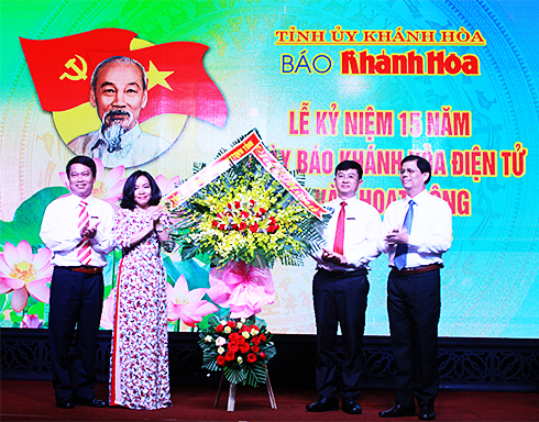 Ông Nguyễn Tấn Tuân tặng hoa chúc mừng Ban Biên tập Báo Khánh Hòa.
