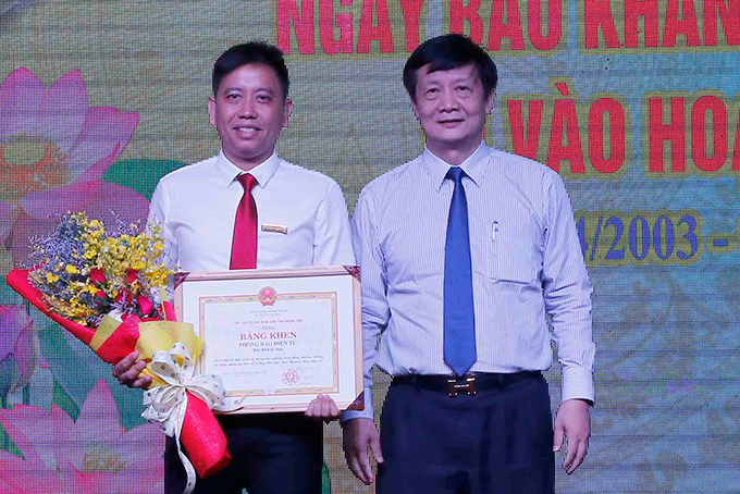 Ông Trần Sơn Hải trao bằng khen của UBND tỉnh cho Báo Khánh Hòa điện tử.