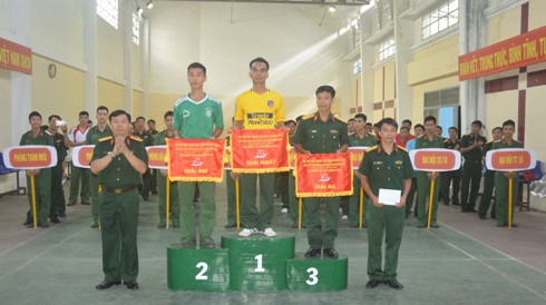 Lãnh đạo Bộ CHQS tỉnh Khánh Hòa trao giải cho các tập thể, cá nhân có thành tích cao trong thi đấu.