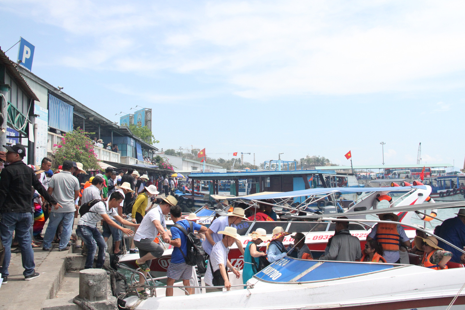 khách du lịch lên tàu tham quan các đảo ở phía Nam vịnh Nha Trang