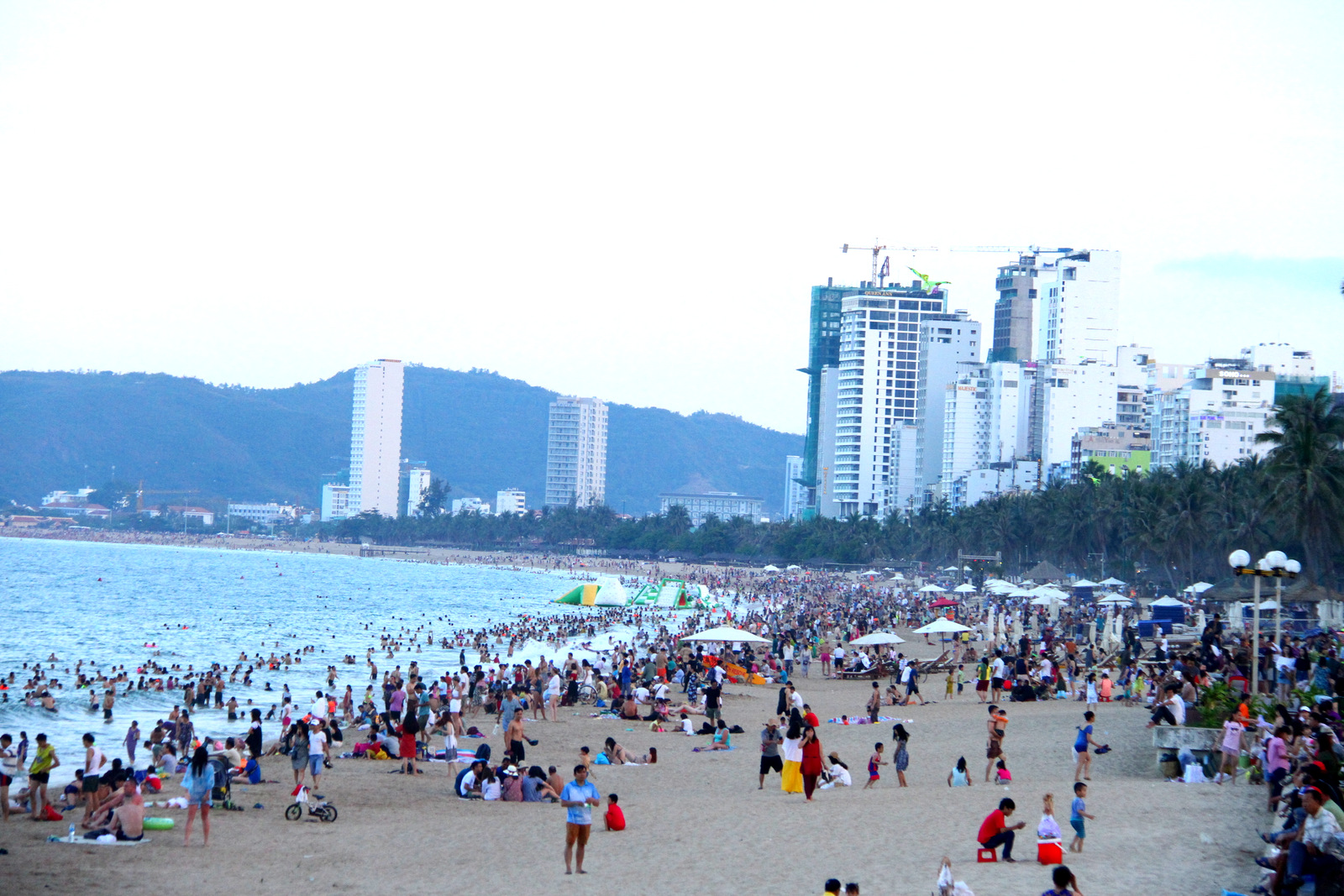 Chiều về, bãi biển Nha Trang chật kín người tắm biển