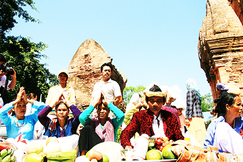 Đồng bào Chăm làm lễ cúng trong lễ hội Tháp Bà Ponagar. (Ảnh minh họa)