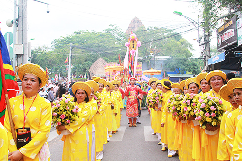 Các đoàn hành hương về dự lễ hội Tháp Bà Ponagar.