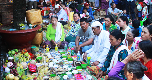 Một gia đình người Chăm thực hiện lễ cúng Mẫu tại lễ hội Tháp Bà Ponagar.