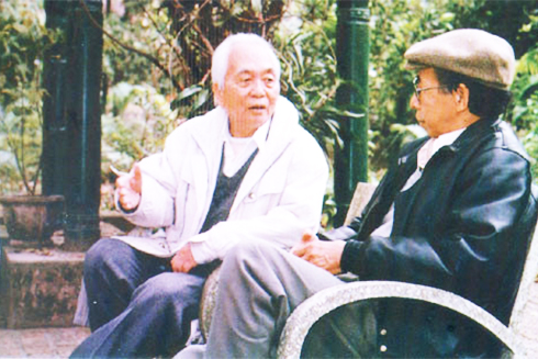 Nhà văn Hữu Mai và Đại tướng Võ Nguyên Giáp. Ảnh: Internet