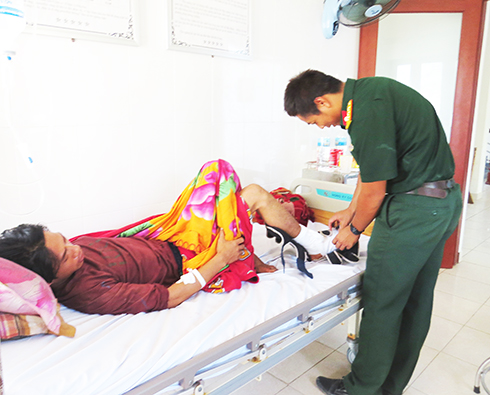 Bác sĩ Trung tâm Thị trấn Trường Sa khám cho bệnh nhân Lê Quốc Phong.