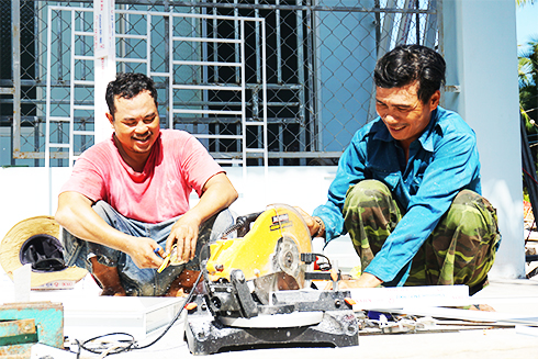 Những người làm nghề bẫy nhử tôm hùm ở Nha Trang được vay vốn chuyển đổi nghề.