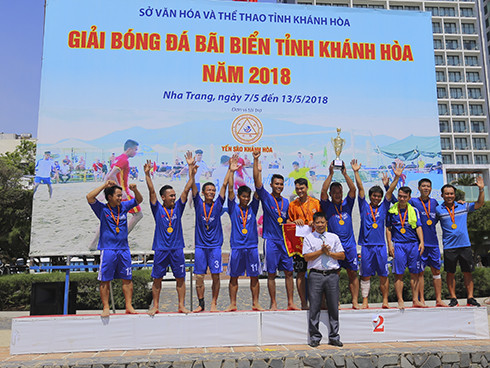 Ban tổ chức trao huy chương, cúp vô địch cho đội bóng TP. Cam Ranh.