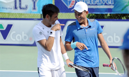 Hoàng Nam (áo trắng) và Văn Phương vui mừng với tấm vé vào trận tranh ngôi vô địch. Ảnh: BTC.