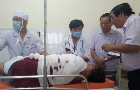 Ông Nguyễn Đắc Tài (thứ 2, từ phải qua), Phó chủ tịch UBND tỉnh Khánh Hòa thăm hỏi các nạn nhân được chữa trị tại Bệnh viện đa khoa tỉnh Khánh Hòa.