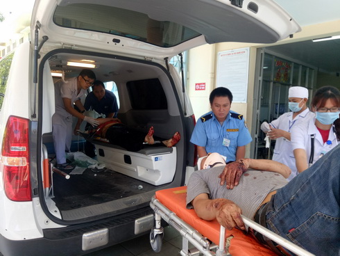 Khẩn trương đưa các nạn nhân trong vụ tai nạn đến Bệnh viện đa khoa tỉnh Khánh Hòa chữa trị. 