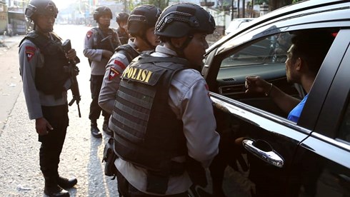 Cảnh sát Indonesia tại hiện trường vụ đánh bom. Ảnh:AP
