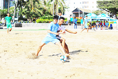 Các cầu thủ tranh tài sôi nổi ở giải bóng đá bãi biển tỉnh.