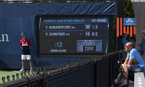 Giới hạn giao bóng cho các tay vợt là 25 giây và đồng hồ sẽ đếm ngược. Ảnh: Anita Aguilar.