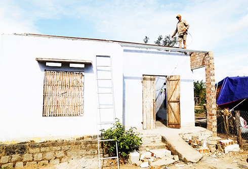 Người dân xã Khánh Hiệp, Khánh Vĩnh sửa sang lại nhà cửa bị hư hỏng do bão.