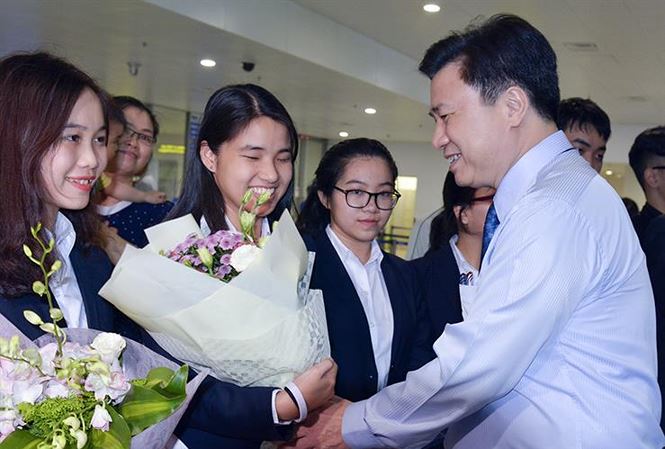 Thứ trưởng Bộ GD&ĐT Nguyễn Hữu Độ tặng hoa chúc mừng các thành viên trong đoàn dự thi trở về.