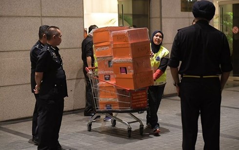 Các hộp màu da cam này đựng tiền tịch thu từ 3 căn hộ của cựu Thủ tướng Malaysia Najib. Ảnh: Jamar.