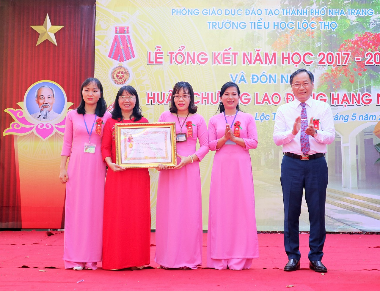 Ông Nguyễn Đắc Tài trao Huân chương Lao động hạng Nhì của Chủ tịch Nước cho nhà trường. 