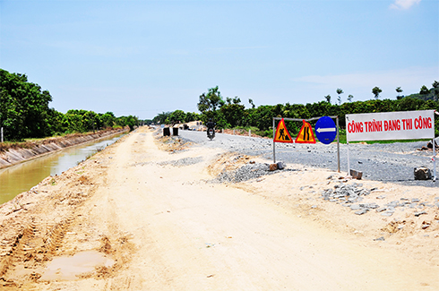 Dự án đường vận chuyển nông sản liên vùng xã Cam Hòa - Cam Hiệp Bắc đang được thi công.