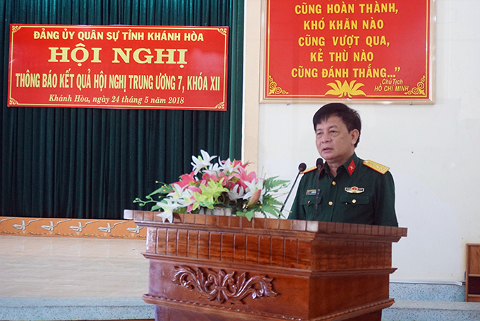 Đại tá Lê Văn Chín thông báo kết quả Hội nghị Trung ương 7.