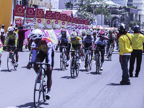 Các tay đua về đích chặng 2 tại Nha Trang.