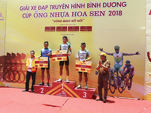 Ban tổ chức trao giải cho các tay đua.