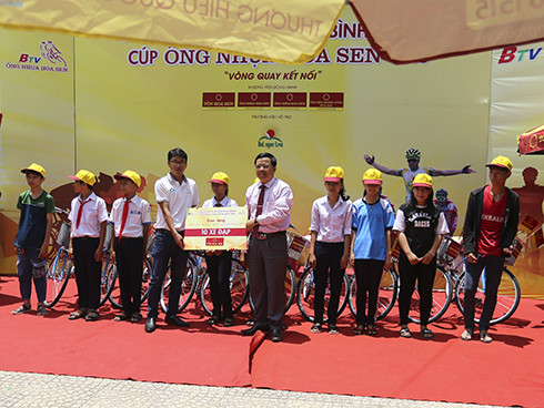 Ban tổ chức trao 10 xe đạp cho các học sinh, gia đình khó khăn tại Nha Trang, Khánh Hòa.