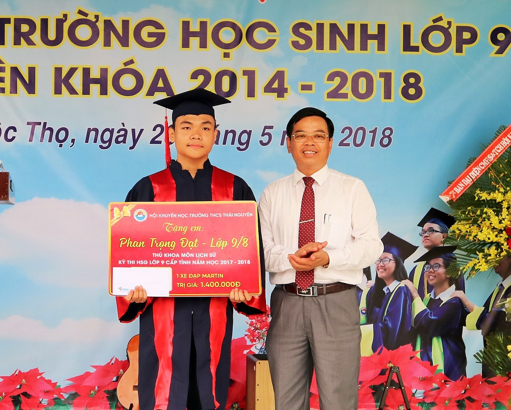 Lãnh đạo UBND TP. Nha Trang trao phần thưởng cho học sinh thủ khoa kỳ thi học sinh giỏi THCS cấp tỉnh. 