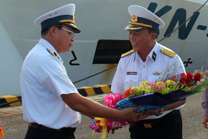 Đại diện lãnh đạo Bộ Tư lệnh vùng 4 Hải quân tặng hoa, tiễn đoàn công tác ra Trường Sa.
