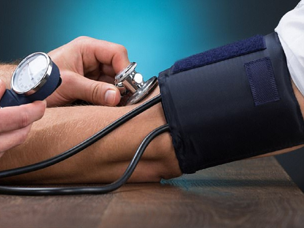 Quấn vòng bít máy đo huyết áp không đúng cách có thể làm thay đổi đáng kể kết quả đo huyết áp SHUTTERSTOCK